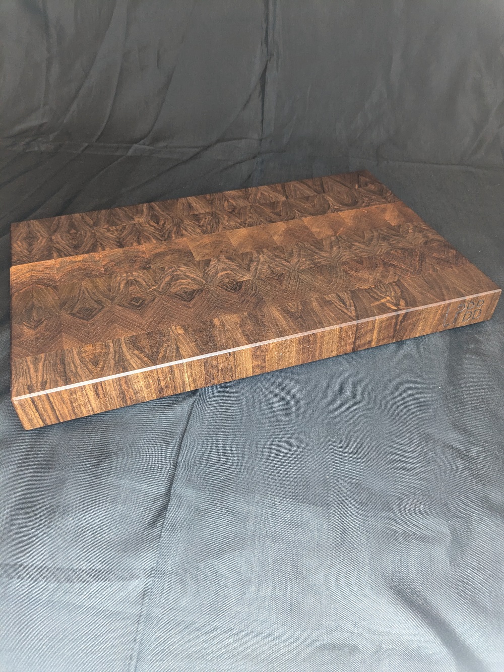 planche-en-bois-debout-noyer